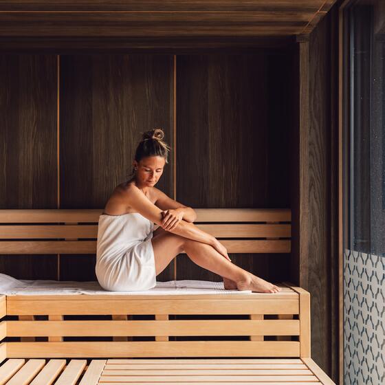 Frau in der Sauna am See