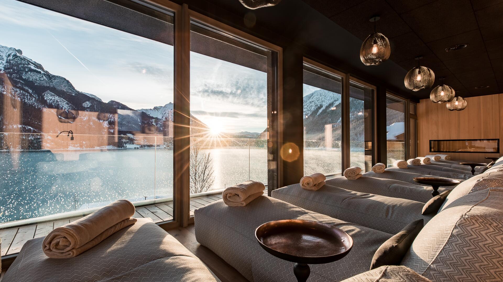 relaxation room with lake view in Pertisau